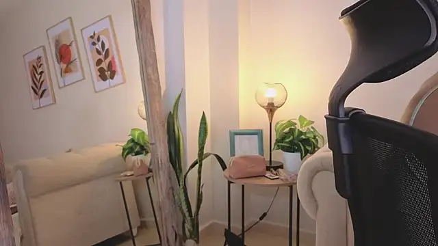 DahianaWalcott online show from December 2, 2025, 7:59 pm