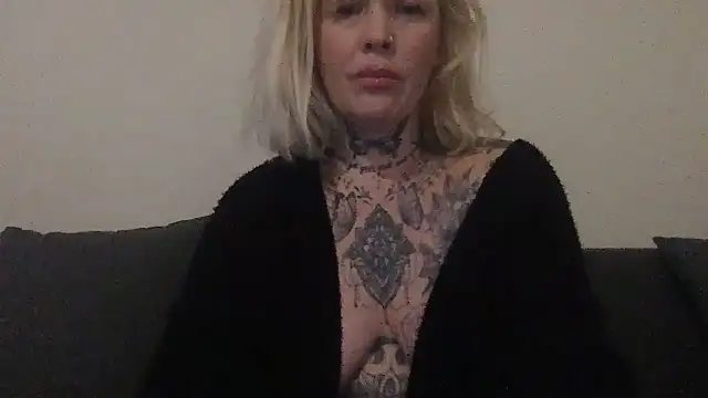 Snapshot of blondy40 chatting on March 9, 2025, 10:41 pm blondy40 online show from March 9, 2025, 10:41 pm