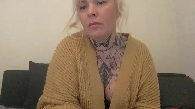 Snapshot of blondy40 chatting on February 22, 2025, 2:30 pm blondy40 online show from February 22, 2025, 2:30 pm