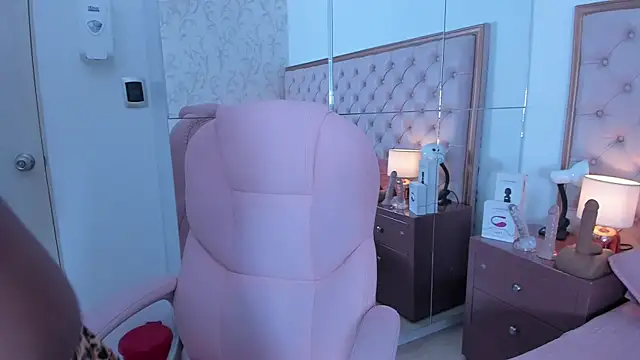 Isla Scott online show from October 29, 2025, 11:31 am