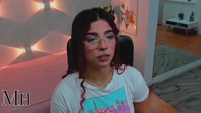 Snapshot of MizzHell chatting on April 6, 2026, 3:57 am MizzHell online show from April 6, 2026, 3:57 am