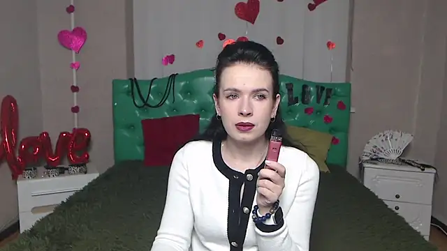 JasmineKouch online show from November 26, 2025, 6:13 am