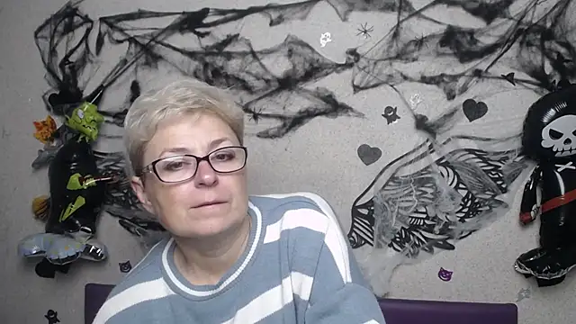 Snapshot of EmiliaGree chatting on November 4, 2025, 6:11 pm EmiliaGree online show from November 4, 2025, 6:11 pm