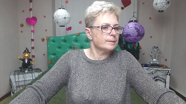 Snapshot of EmiliaGree chatting on November 10, 2025, 6:02 pm EmiliaGree online show from November 10, 2025, 6:02 pm