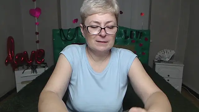 Snapshot of EmiliaGree chatting on November 27, 2025, 6:19 pm EmiliaGree online show from November 27, 2025, 6:19 pm