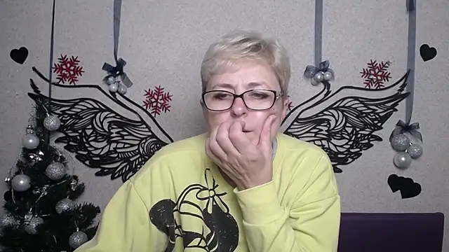 Snapshot of EmiliaGree chatting on December 14, 2025, 6:02 pm EmiliaGree online show from December 14, 2025, 6:02 pm