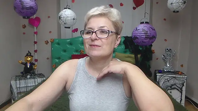 Snapshot of EmiliaGree chatting on November 3, 2025, 6:00 pm EmiliaGree online show from November 3, 2025, 6:00 pm