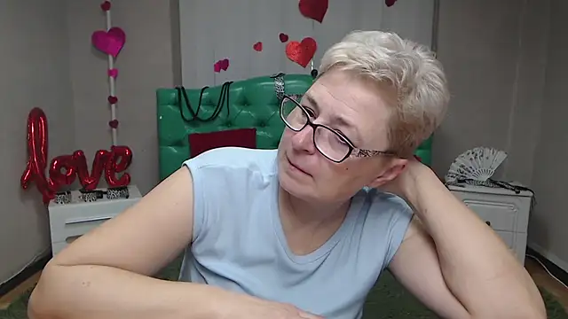 Snapshot of EmiliaGree chatting on November 25, 2025, 6:08 pm EmiliaGree online show from November 25, 2025, 6:08 pm