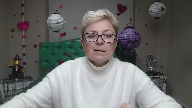 Snapshot of EmiliaGree chatting on November 9, 2025, 5:55 am EmiliaGree online show from November 9, 2025, 5:55 am