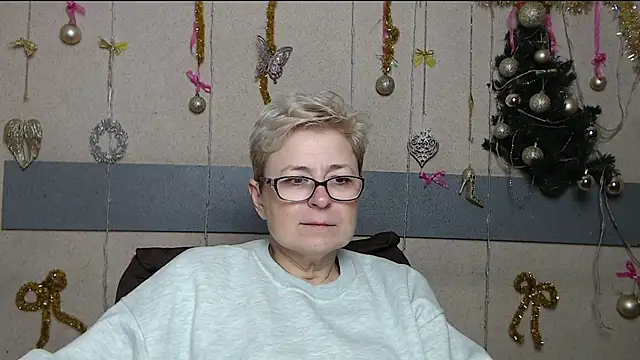 Snapshot of EmiliaGree chatting on January 14, 2026, 6:11 pm EmiliaGree online show from January 14, 2026, 6:11 pm