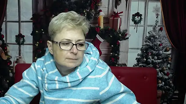 Snapshot of EmiliaGree chatting on December 17, 2025, 6:13 pm EmiliaGree online show from December 17, 2025, 6:13 pm