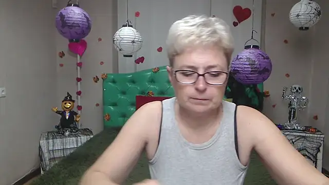 Snapshot of EmiliaGree chatting on November 1, 2025, 6:24 pm EmiliaGree online show from November 1, 2025, 6:24 pm