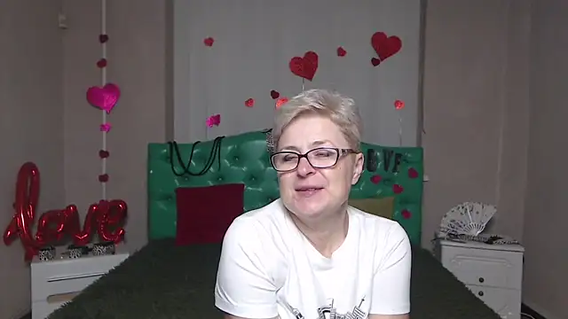 Snapshot of EmiliaGree chatting on November 20, 2025, 6:08 pm EmiliaGree online show from November 20, 2025, 6:08 pm