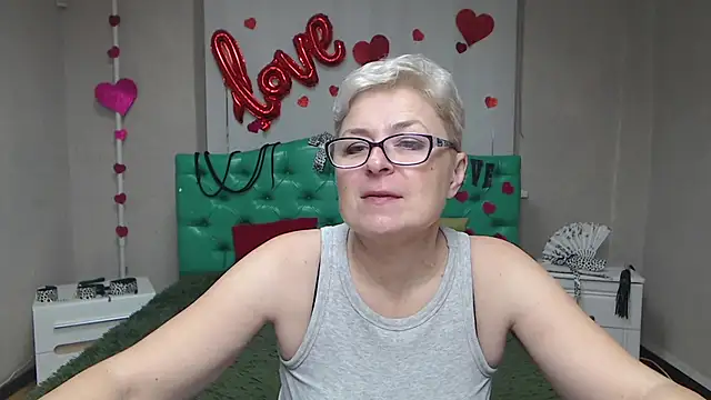 Snapshot of EmiliaGree chatting on November 16, 2025, 6:12 pm EmiliaGree online show from November 16, 2025, 6:12 pm