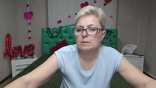 Snapshot of EmiliaGree chatting on November 24, 2025, 6:08 pm EmiliaGree online show from November 24, 2025, 6:08 pm