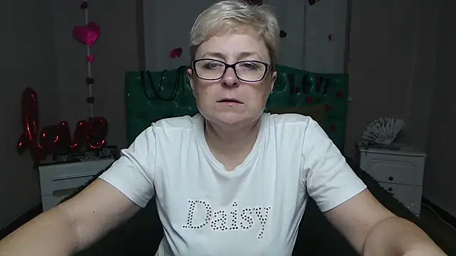 Snapshot of EmiliaGree chatting on December 3, 2025, 6:18 pm EmiliaGree online show from December 3, 2025, 6:18 pm