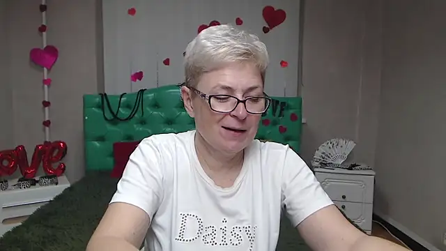 Snapshot of EmiliaGree chatting on November 19, 2025, 6:19 pm EmiliaGree online show from November 19, 2025, 6:19 pm