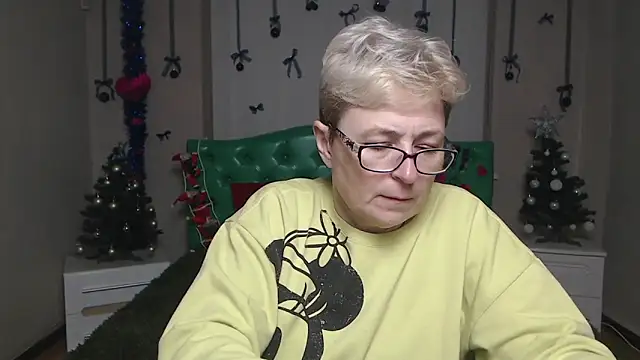 Snapshot of EmiliaGree chatting on December 15, 2025, 6:03 pm EmiliaGree online show from December 15, 2025, 6:03 pm