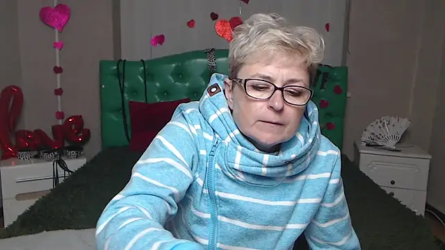 Snapshot of EmiliaGree chatting on December 13, 2025, 8:04 pm EmiliaGree online show from December 13, 2025, 8:04 pm