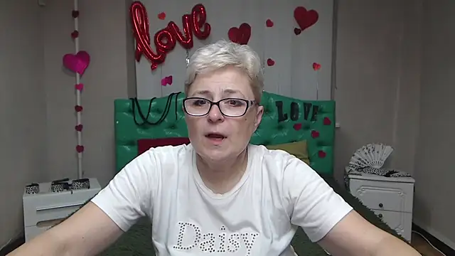 Snapshot of EmiliaGree chatting on November 18, 2025, 6:11 pm EmiliaGree online show from November 18, 2025, 6:11 pm