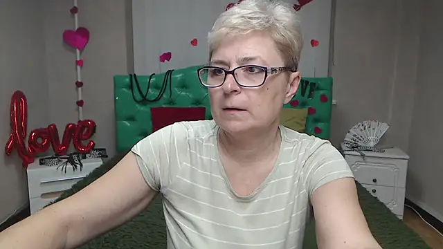 Snapshot of EmiliaGree chatting on November 28, 2025, 6:19 pm EmiliaGree online show from November 28, 2025, 6:19 pm