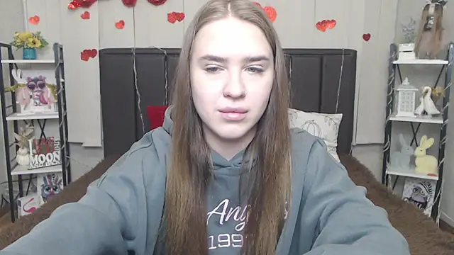 Snapshot of LauraHlot chatting on May 3, 2026, 6:00 pm LauraHlot online show from May 3, 2026, 6:00 pm