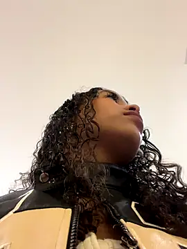 Snapshot of MarieLeon chatting on December 16, 2025, 8:46 pm MarieLeon online show from December 16, 2025, 8:46 pm