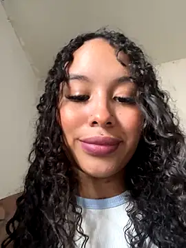 Snapshot of MarieLeon chatting on October 4, 2025, 9:05 pm MarieLeon online show from October 4, 2025, 9:05 pm