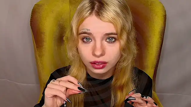 MisssLola online show from October 26, 2025, 2:06 pm