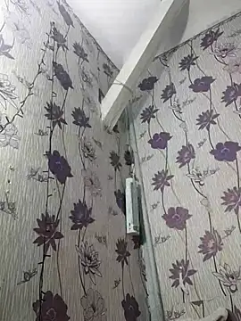 Snapshot of SweetLeila40 chatting on February 28, 2025, 12:32 am SweetLeila40 online show from February 28, 2025, 12:32 am