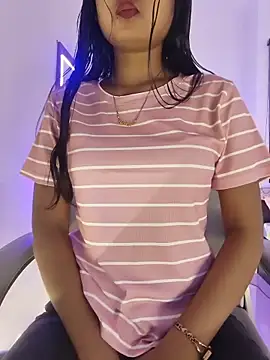 yhona darling online show from May 26, 2026, 6:06 pm