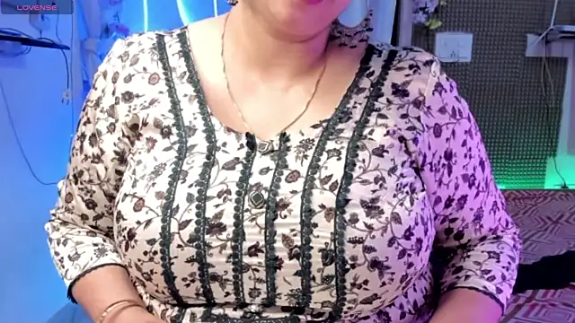 Snapshot of Gulabi_Queen chatting on March 4, 2025, 11:19 am Gulabi Queen online show from March 4, 2025, 11:19 am