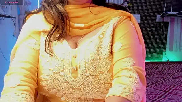 Snapshot of Gulabi_Queen chatting on February 6, 2025, 1:54 pm Gulabi Queen online show from February 6, 2025, 1:54 pm