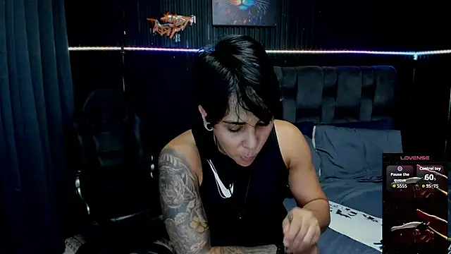 ZhoeStrong online show from October 31, 2025, 9:54 pm