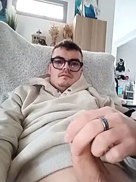 GLouglou19 online show from November 2, 2025, 4:01 pm