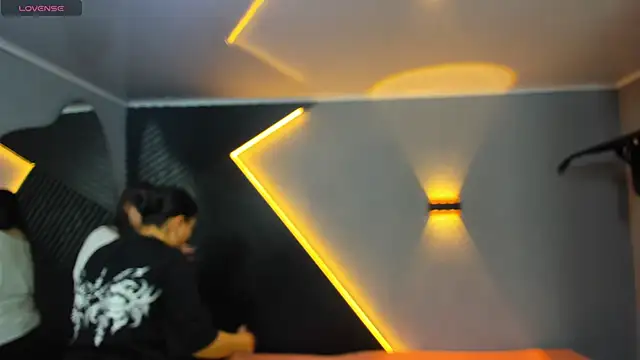 Laia and Aloby online show from April 16, 2026, 10:23 pm