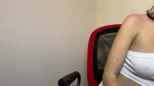 Snapshot of tunenaXxx chatting on February 16, 2025, 4:31 am tunenaXxx online show from February 16, 2025, 4:31 am