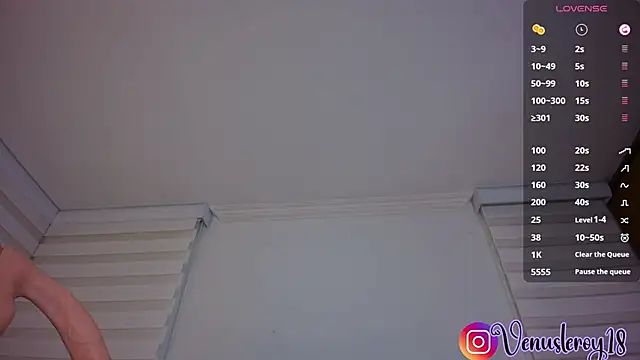 venusleroy  online show from November 28, 2025, 11:05 pm