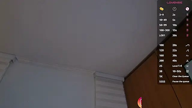 venusleroy  online show from November 6, 2025, 10:47 pm