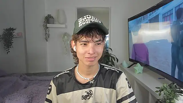 santy-kitty online show from December 3, 2025, 3:40 am