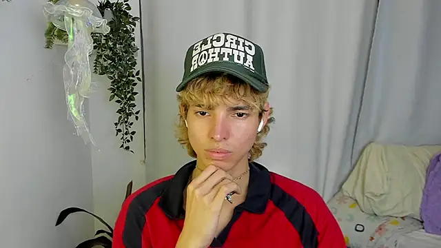 santy-kitty online show from October 6, 2025, 2:46 am