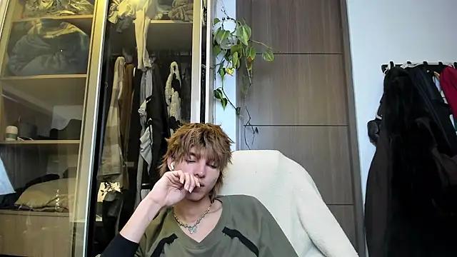 santy-kitty online show from February 19, 2025, 3:17 am