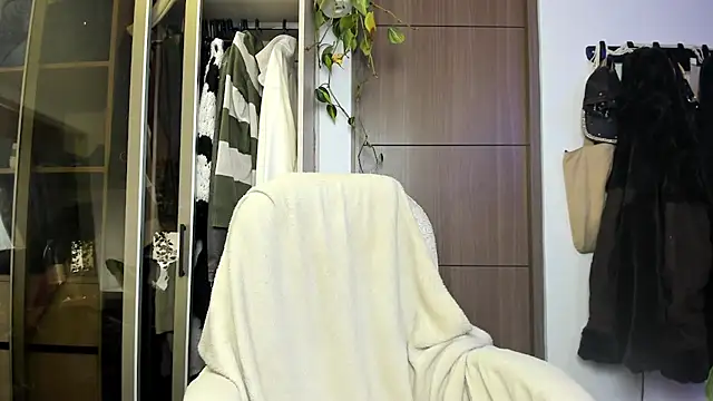 santy-kitty online show from February 27, 2025, 6:57 am