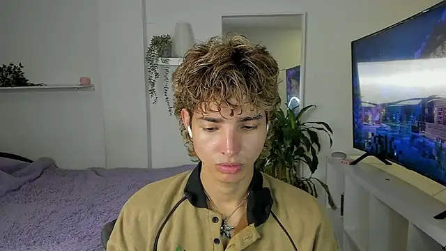 santy-kitty online show from September 23, 2025, 11:45 pm