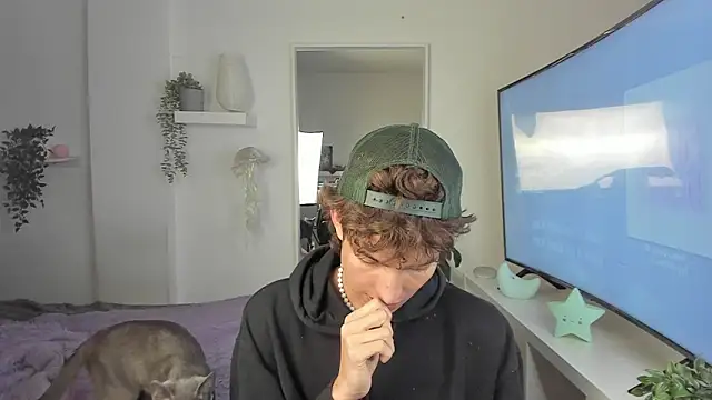 santy-kitty online show from December 5, 2025, 2:32 am