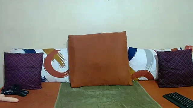 Snapshot of DiamondLuv29 chatting on April 14, 2026, 2:49 am DiamondLuv29 online show from April 14, 2026, 2:49 am