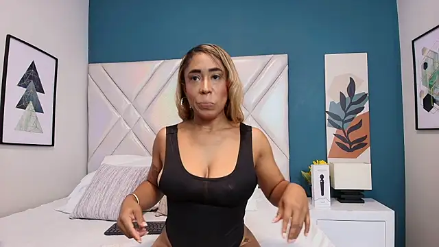 Snapshot of Lana-Gross chatting on February 26, 2025, 1:22 pm Lana-Gross online show from February 26, 2025, 1:22 pm