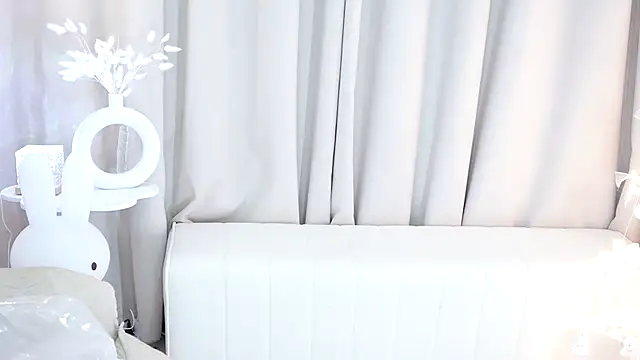 UUKiss  online show from February 4, 2025, 1:38 pm