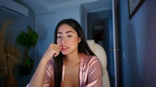 auroracaruso11 online show from September 29, 2025, 10:37 pm