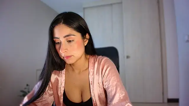auroracaruso11 online show from June 12, 2026, 8:06 pm